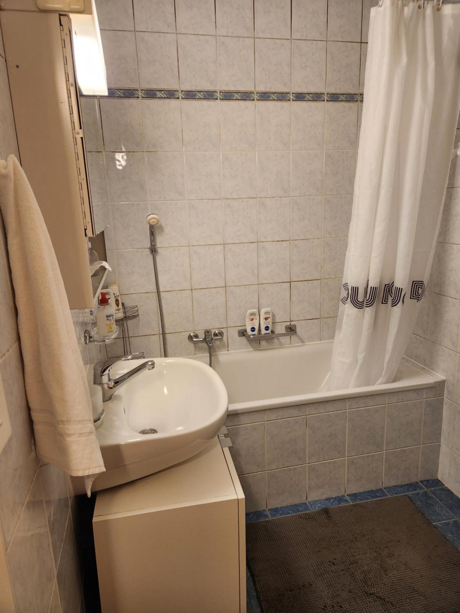 Room In Shared Apartment Genève Buitenkant foto