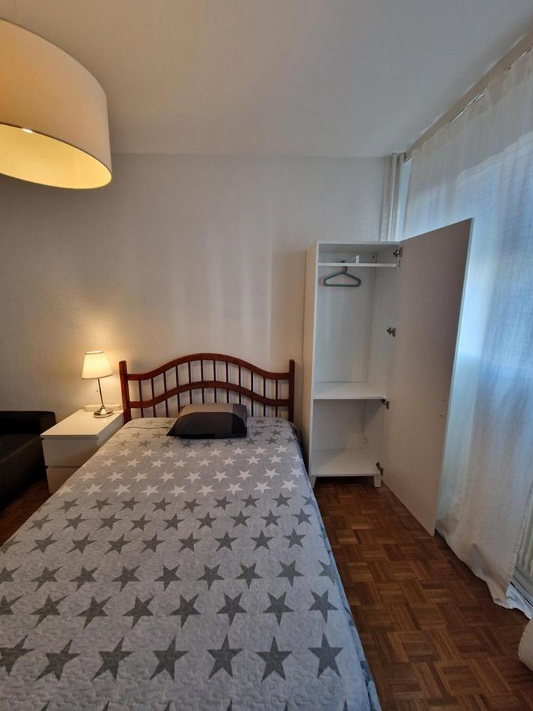 Room In Shared Apartment Genève Buitenkant foto